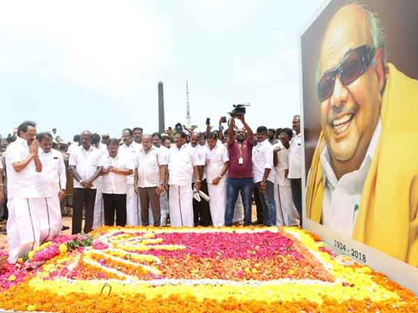 மெரினாவில் கருணாநிதியின் நினைவிடம் வந்த ஸ்டாலின்.. அப்பாவிற்கு அஞ்சலி!