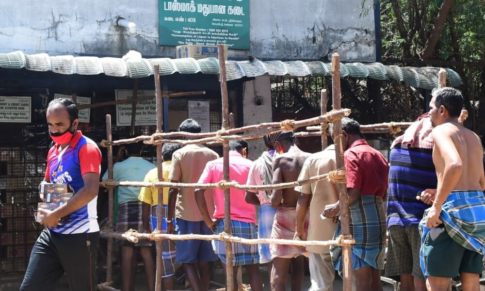 தமிழகத்தில் டாஸ்மாக் பார்களை மூடும் உத்தரவுக்கு தடை: குடிமகன்கள் ஜாலி!